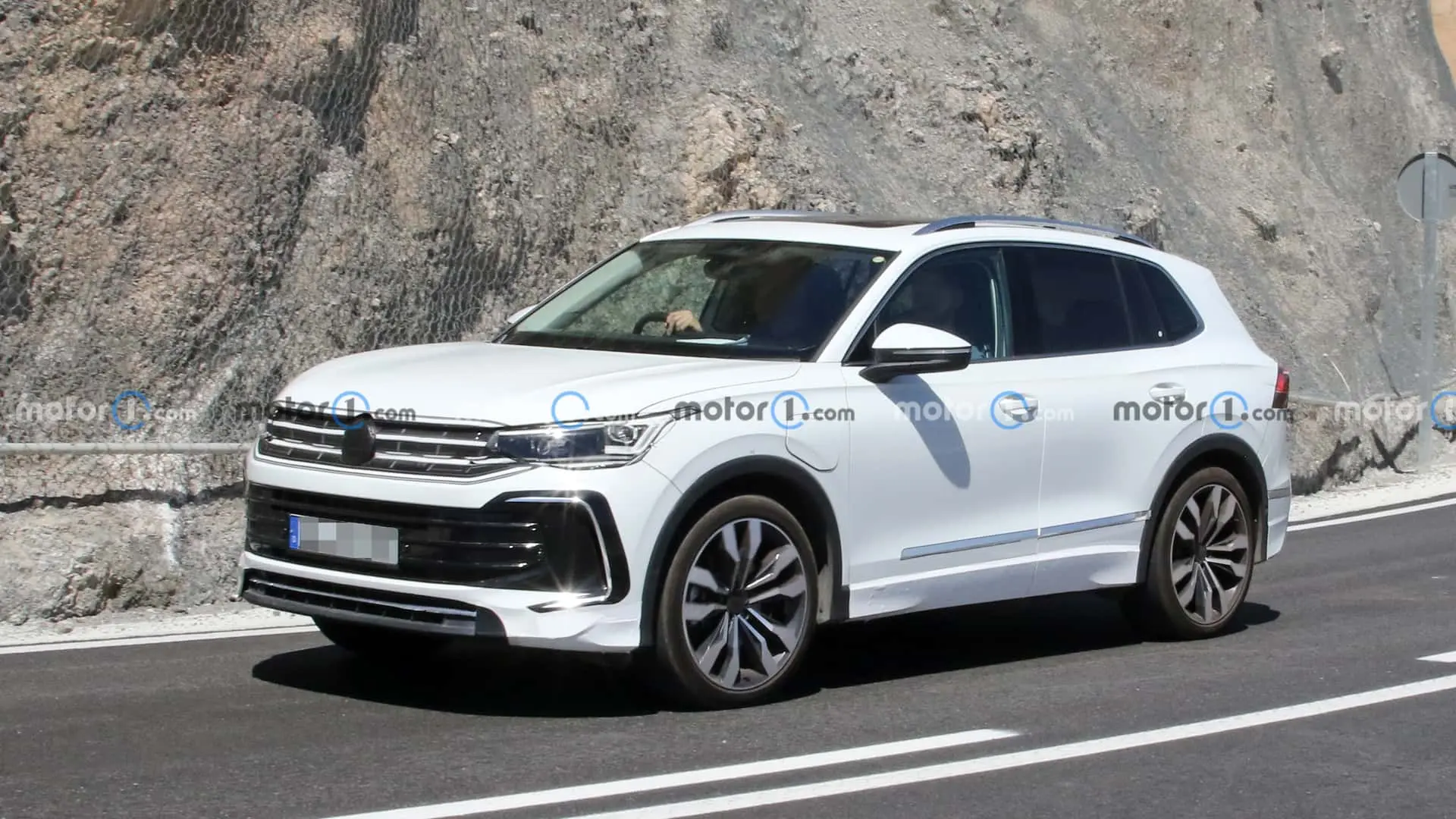 Volkswagen Tiguan PHEV 2024 a fost surprins la teste în camuflaj aproape inexistent