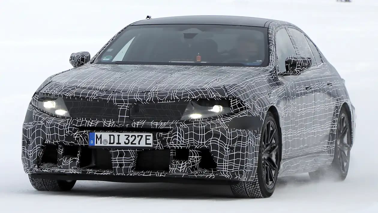 BMW M5 2026: Imagini spion dezvăluie adoptarea designului Neue Klasse pentru Seria 5