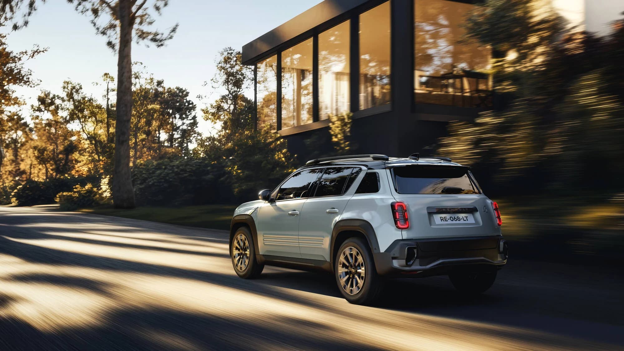 RENAULT 4 E-TECH ELECTRIC ESTE DISPONIBIL PENTRU COMANDĂ ÎN ROMÂNIA ÎN DOUĂ VARIANTE DE AUTONOMIE PENTRU A SE POTRIVI TUTUROR UTILIZĂRILOR