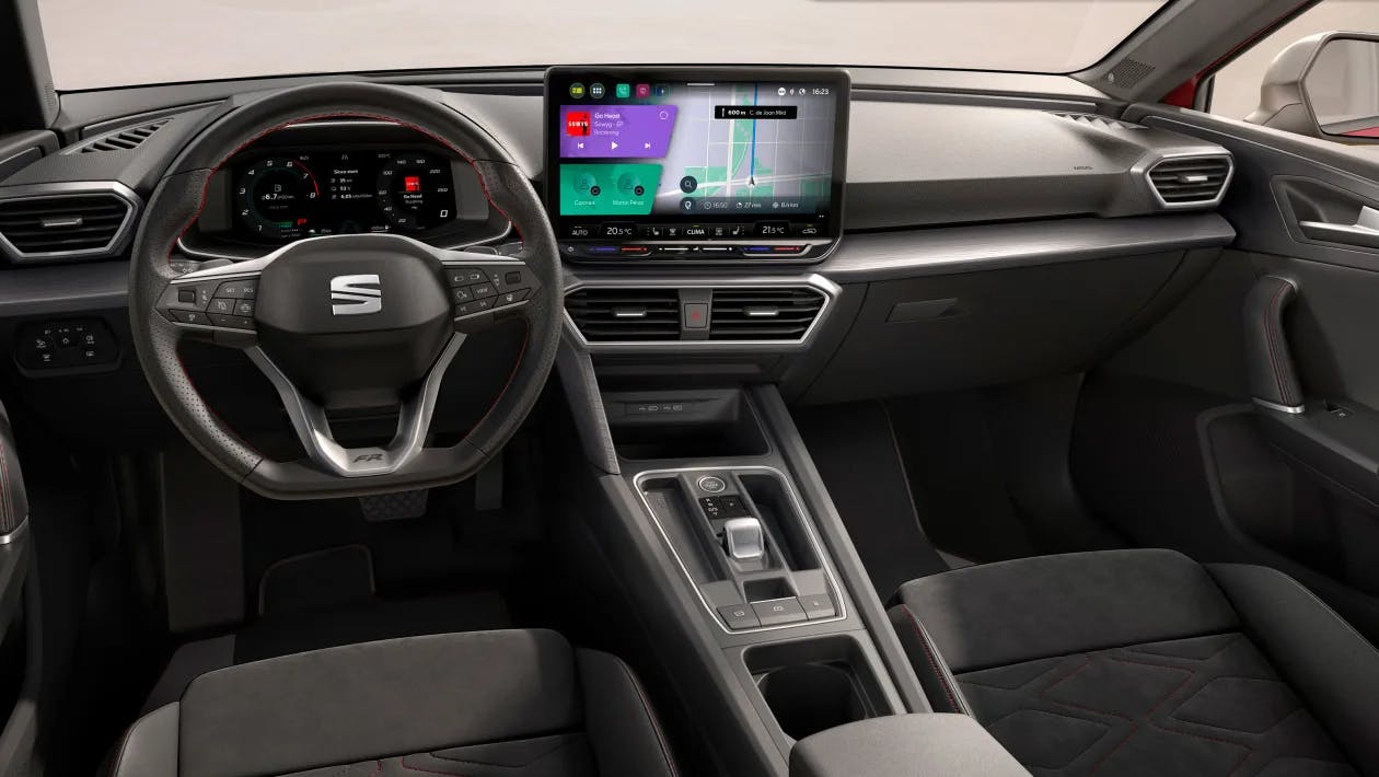 Noul SEAT Leon 2024 oferă o autonomie electrică de peste 100 de kilometri și ecrane imense