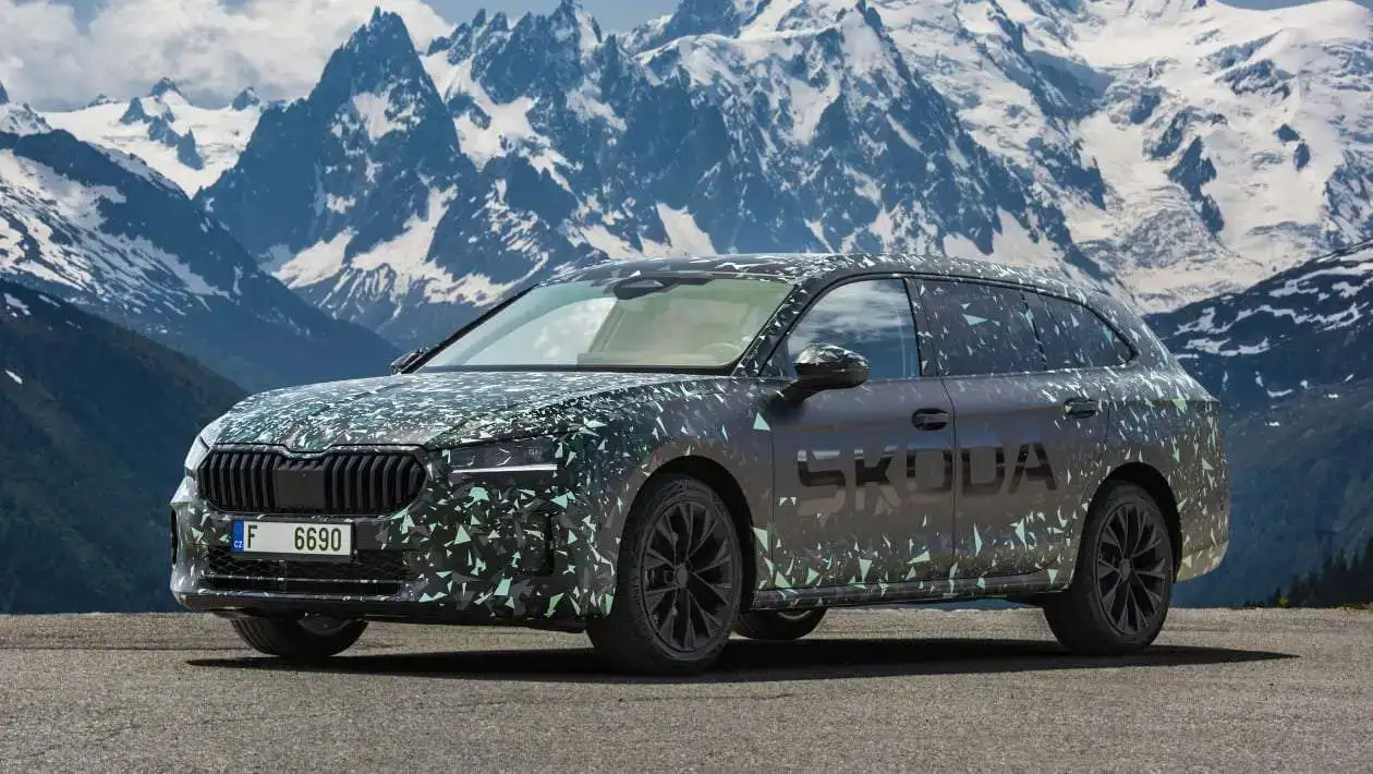 Noua Skoda Superb 2024: imagini oficiale cu breakul de familie din 2024