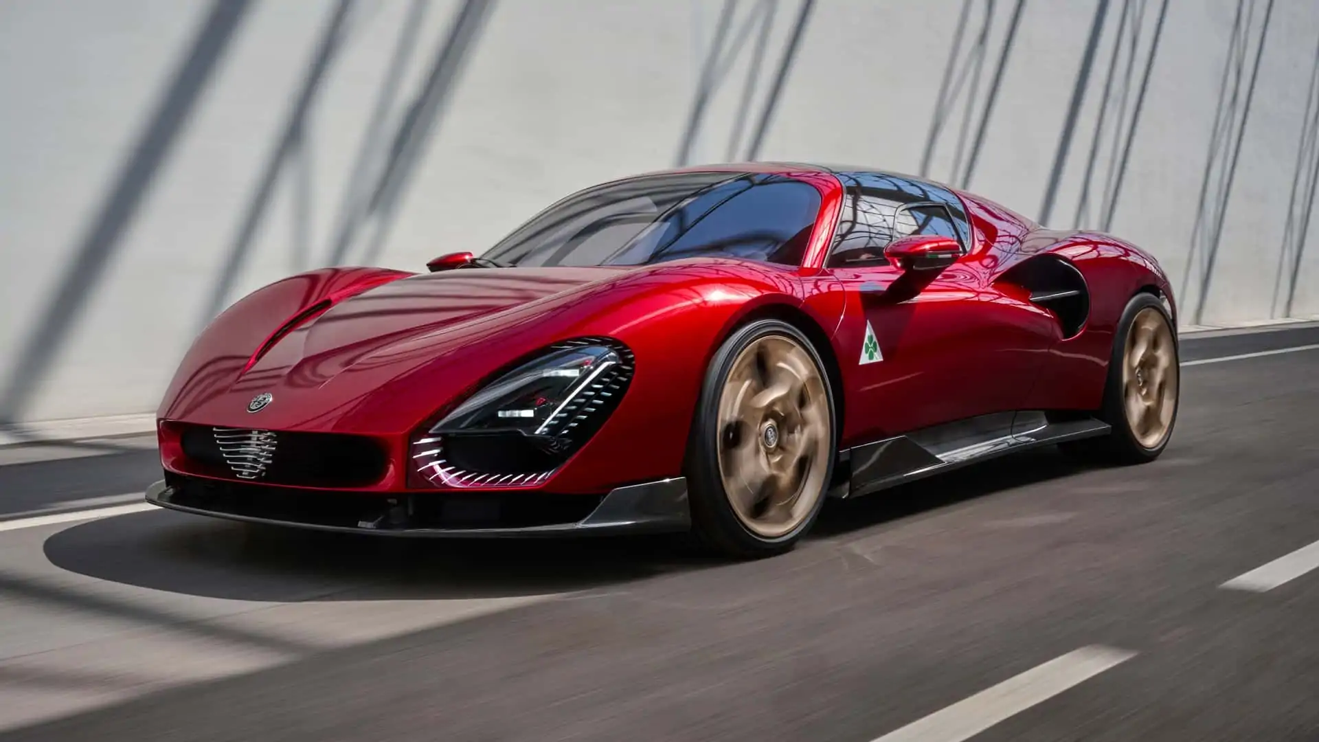 Alfa Romeo 33 Stradale debutează cu 620 CP și o versiune EV și mai puternică