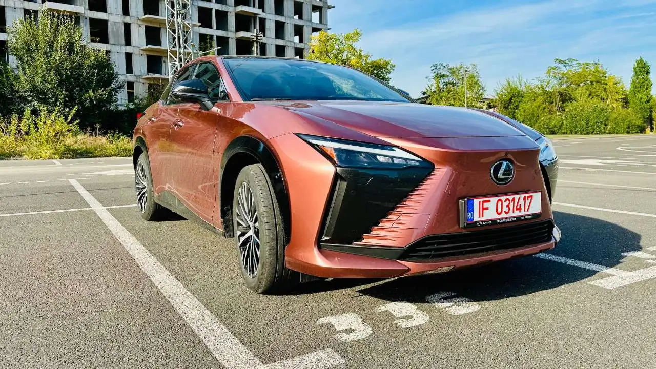 Lexus RZ 450e: O incursiune luxoasă în lumea mobilității electrice, cu unele compromisuri