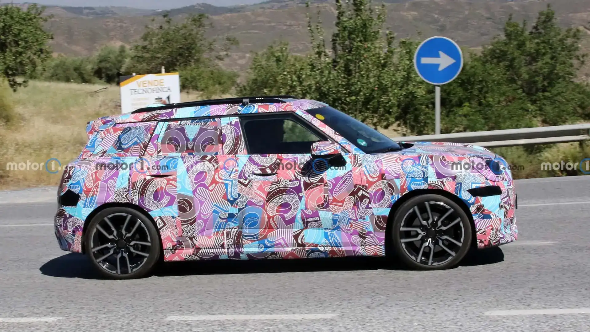 Mini Aceman a fost surprins în camuflaj complet