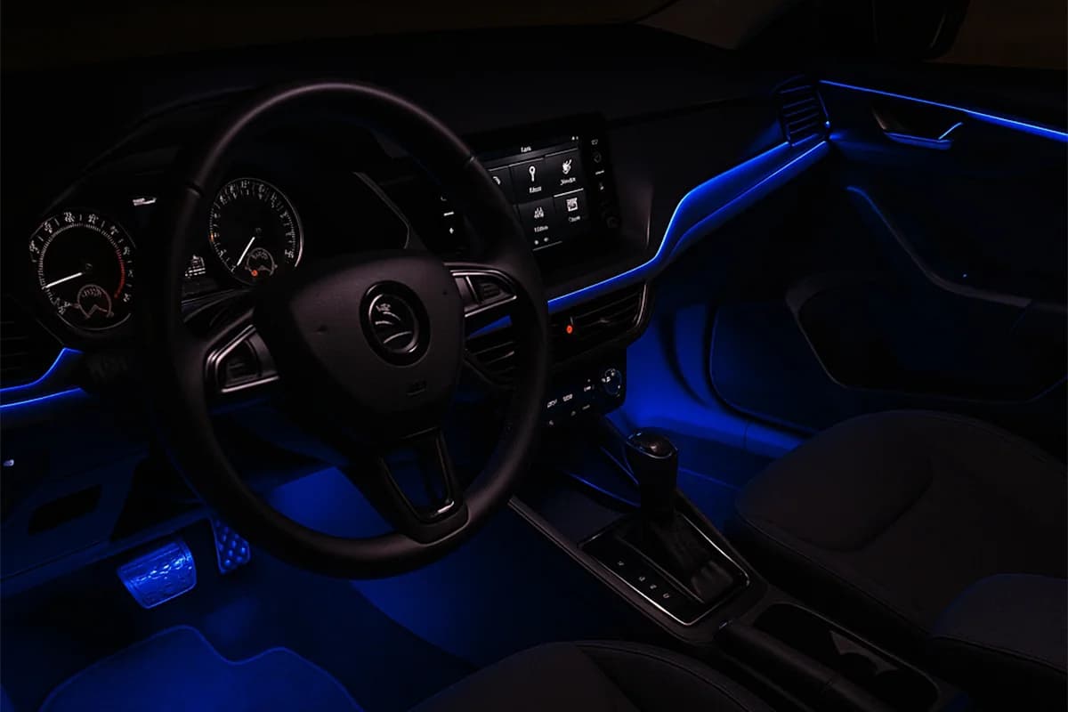 Personalizarea interiorului cu lumini ambientale auto – un plus de stil și confort