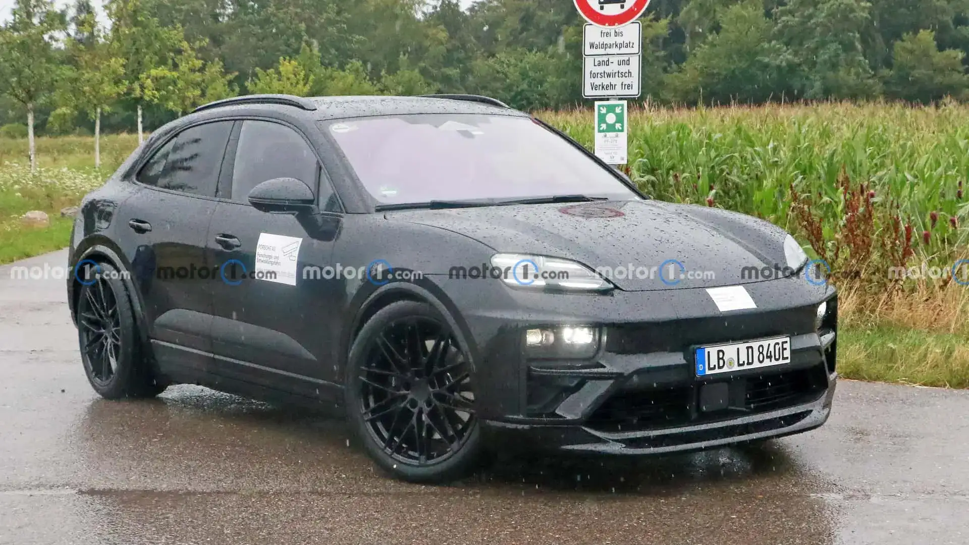 Porsche Macan EV a fost surprins cu un camuflaj aproape inexistent