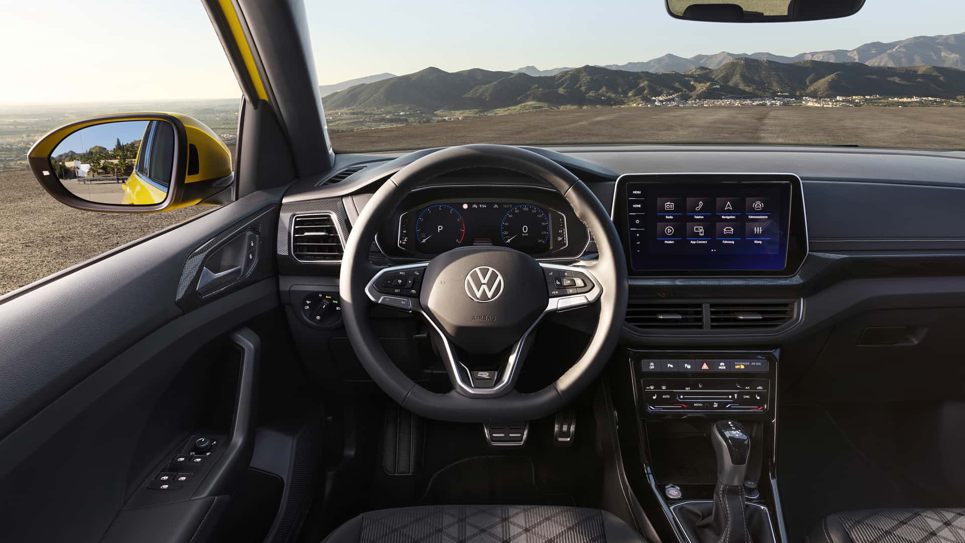 Noul Volkswagen T-Cross 2024 debutează cu faruri actualizate și un nou ecran tactil