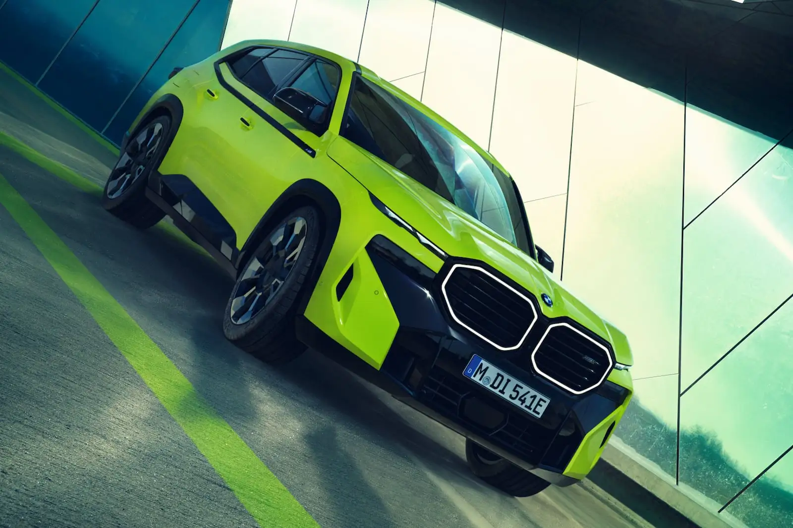 Noul BMW XM 50e: super SUV-ul entry-level de la bavarezi