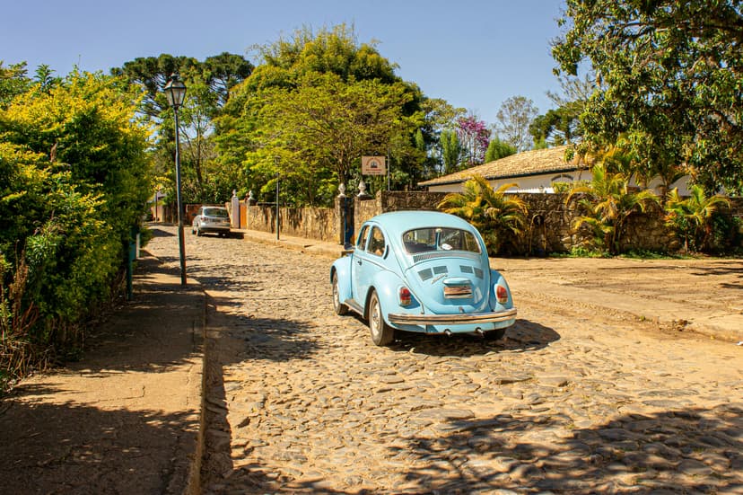 Un verdict fără precedent în Brazilia lovește Volkswagen, acuzată de muncă forțată sub supraveghere armată și datorii inventate.