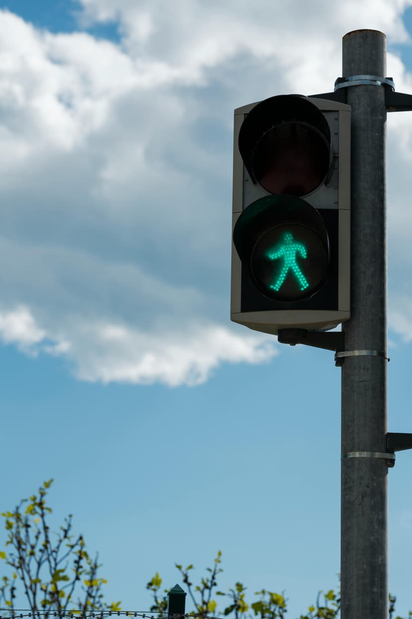  Cine are prioritate când semaforul principal este verde și lumina intermitentă pentru dreapta e activă? Regulile Codului Rutier explicate!