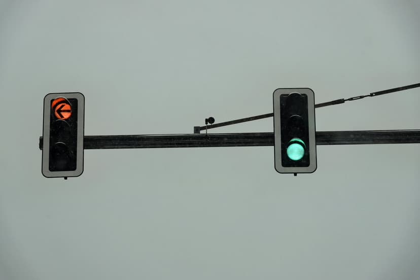 Cum să abordezi intersecțiile cu semafor roșu și verde intermitent la dreapta în 2025. Când permiți suspendarea permisului?