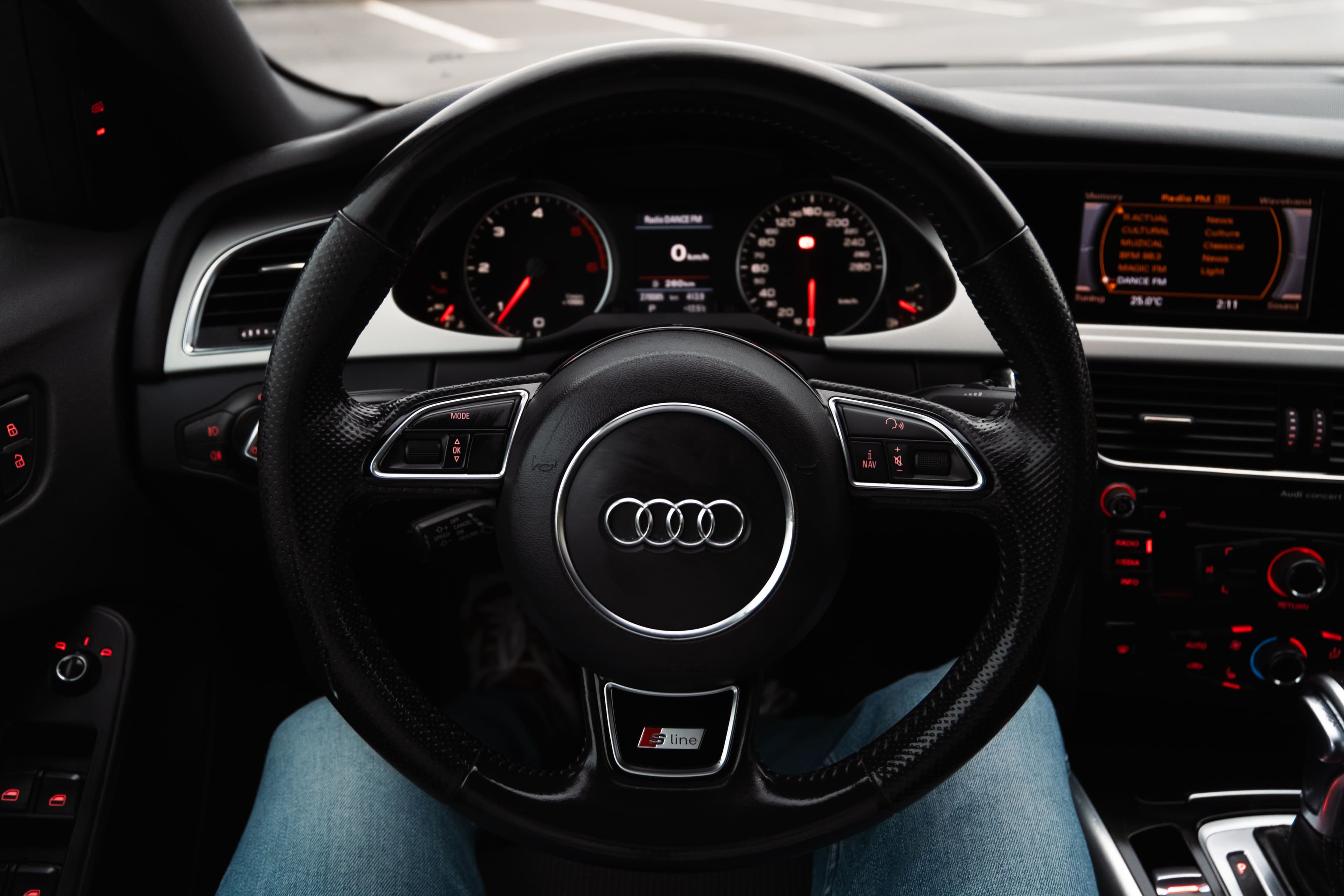 Audi promite ecrane mai mici, mai multe butoane și materiale de calitate superioară