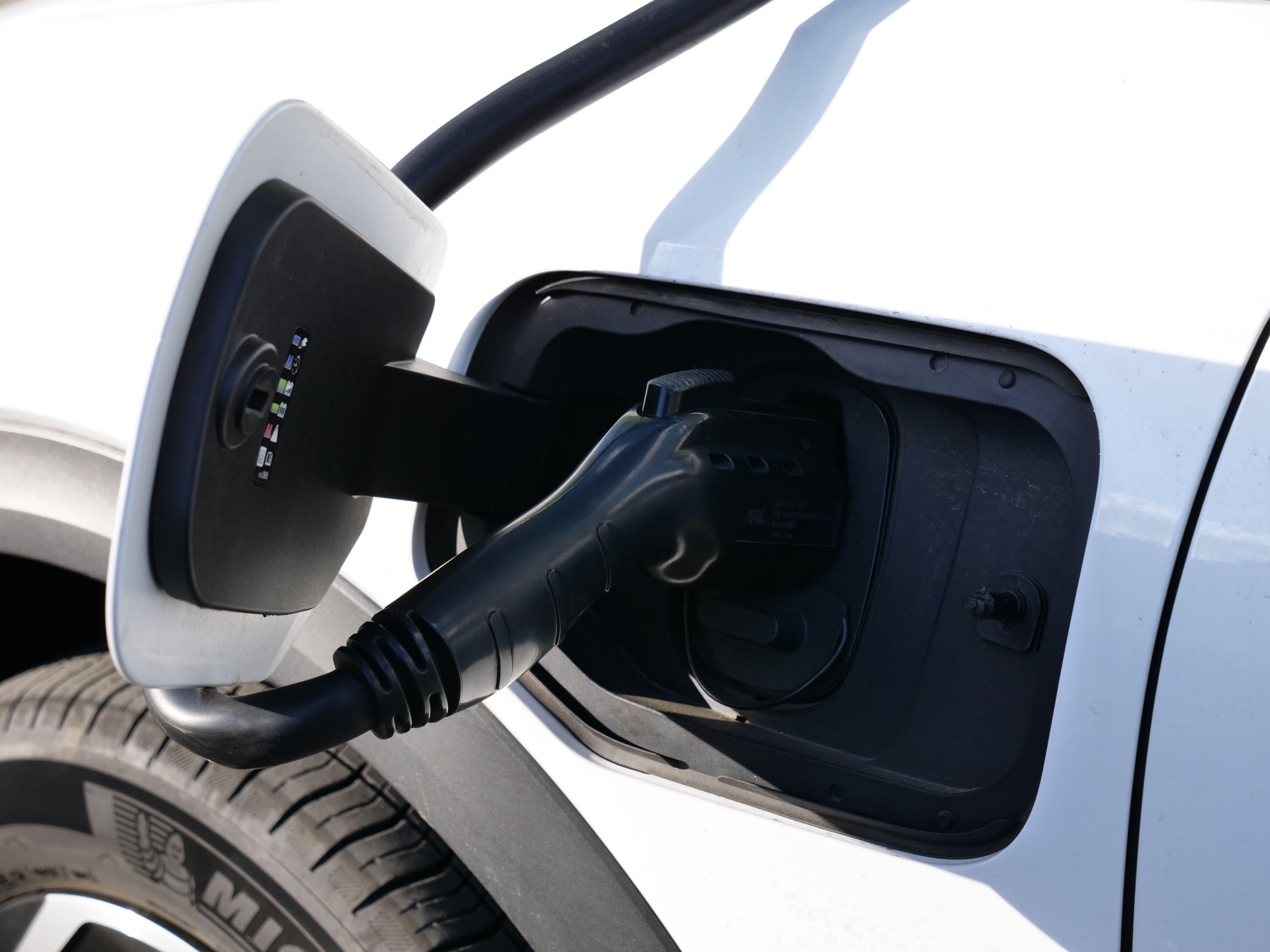 Ford și Geely au semnat un acord pentru producția de modele electrificate în Spania