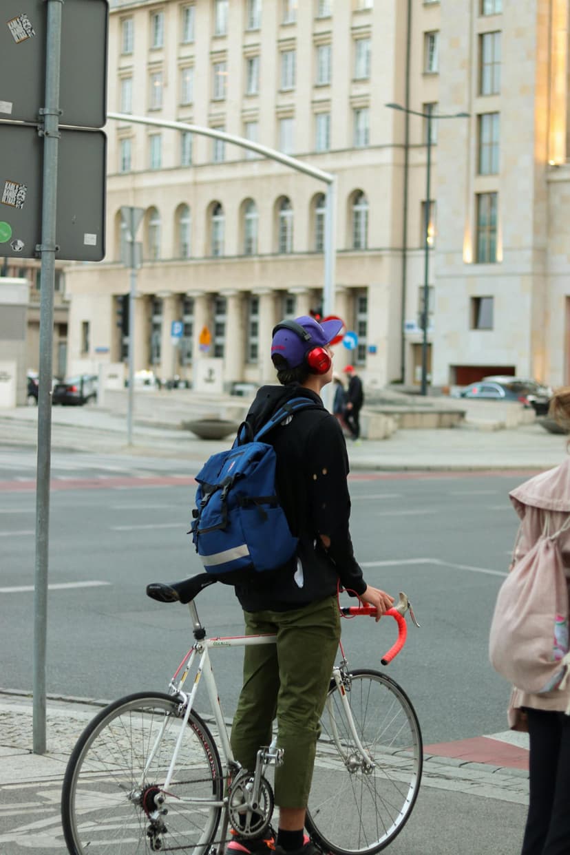  Cine Are Prioritate în Intersecții cu Piste de Biciclete - Șoferii sau Bicicliștii? Reguli Esențiale și Amenzi Aspre pentru Neacordare