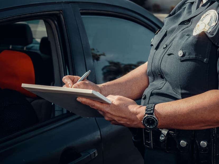 Este legal să refuzi un polițist rutier sau local când îți cere actele? Află ce prevede Codul Rutier 2025!