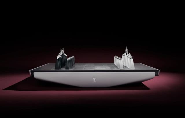Rolls-Royce Introduce Un Set de Șah Unic Fabricat Manual, Inovând Prin Materiale Rare și Design Exclusivist, Pentru a Provoca Mintea Avidă de Provocări a Clienților Săi Selectați.