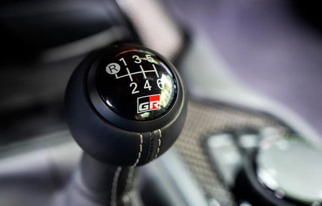  Scădere de 57% în ultimul deceniu în Regatul Unit; Transmisia automată domină cu 196 de modele disponibile de la top 30 mărci.