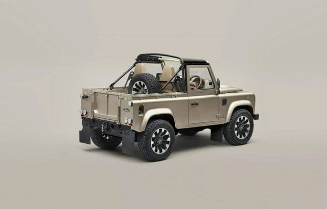 Land Rover Readuce la Viață Modelul Defender V8 Soft Top cu Stil Retro și Personalizare Unică