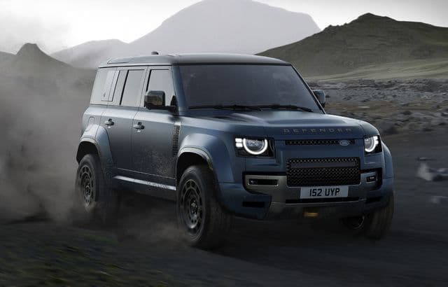 Noul Land Rover Defender: display central mărit și noi opțiuni de culori exterioare atrăgătoare.