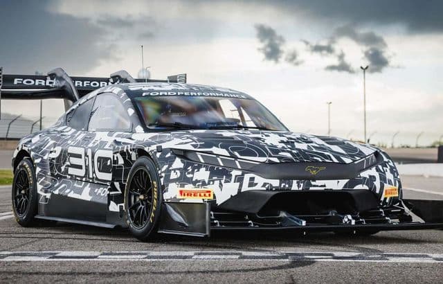Ford prezintă un prototip electric inovator pentru Pikes Peak, inspirat de Mustang Mach-E, pregătit să cucerească celebrul traseu montan.