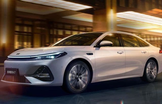 Geely Galaxy A7 este berlina Hibridă din China cu impresionanta autonomie de 2100 km