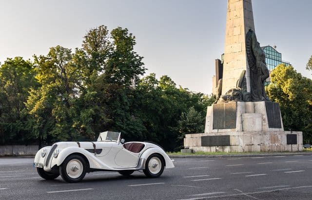 BMW aduce la viață o fotografie istorică din 1937 cu legendarul model 328 la Statuia Aviatorilor din București