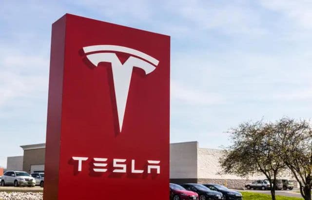 Scăderea vânzărilor Tesla în Europa continuă pentru a cincea lună, în timp ce piața vehiculelor electrice crește cu 27.2% în regiune.