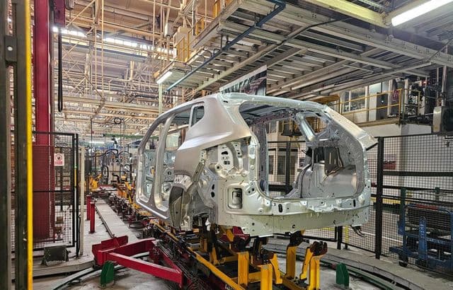 Dacia Mioveni Raportează Scăderi în ciuda Creșterii Totale de Vehicule