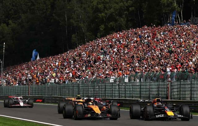 Lando Norris surprinde pe toți și obține pole position, urmat îndeaproape de Oscar Piastri pentru McLaren!