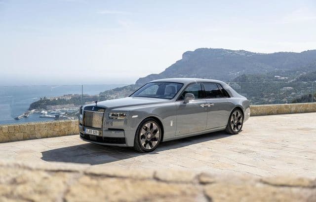 O Călătorie de Lux Întinsă Pe 100 de Ani de Inovație și Eleganță pentru Rolls-Royce Phantom