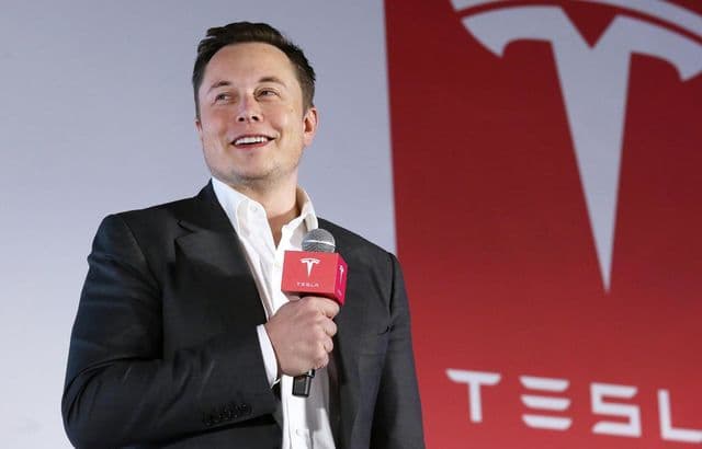 Tesla pregătește un pachet de un trilion de dolari pentru Musk, dominând piața și depășind litigiile salariale din 2018
