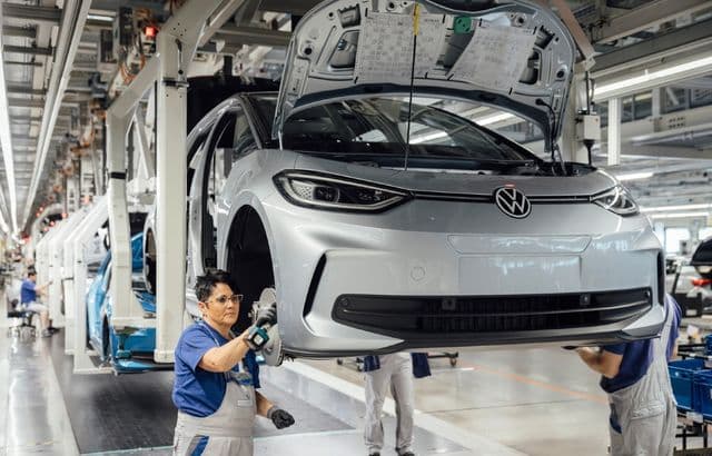 Producția de mașini electrice Volkswagen din Germania, suspendată temporar din cauza cererii slabe și tarifelor noi