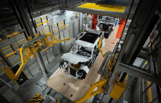 Jaguar Land Rover repornește producția auto după atacul cibernetic din septembrie.