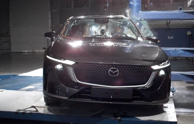 Mazda 6e obține 5 stele, VW T-Cross primește 3 stele.