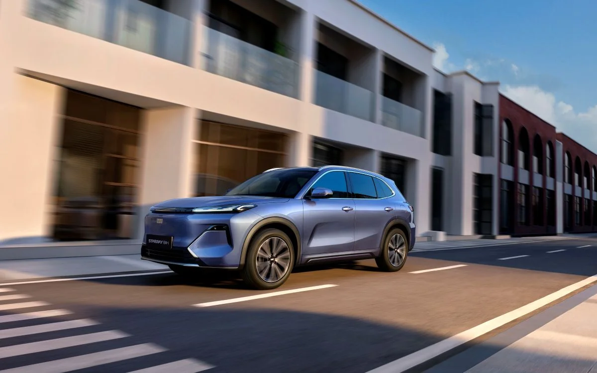 Geely aduce în România primul SUV plug-in hybrid, preț de pornire 37.000 euro