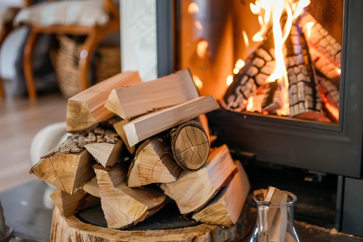 Ce esență de lemn alegi pentru sobă, centrală sau șemineu