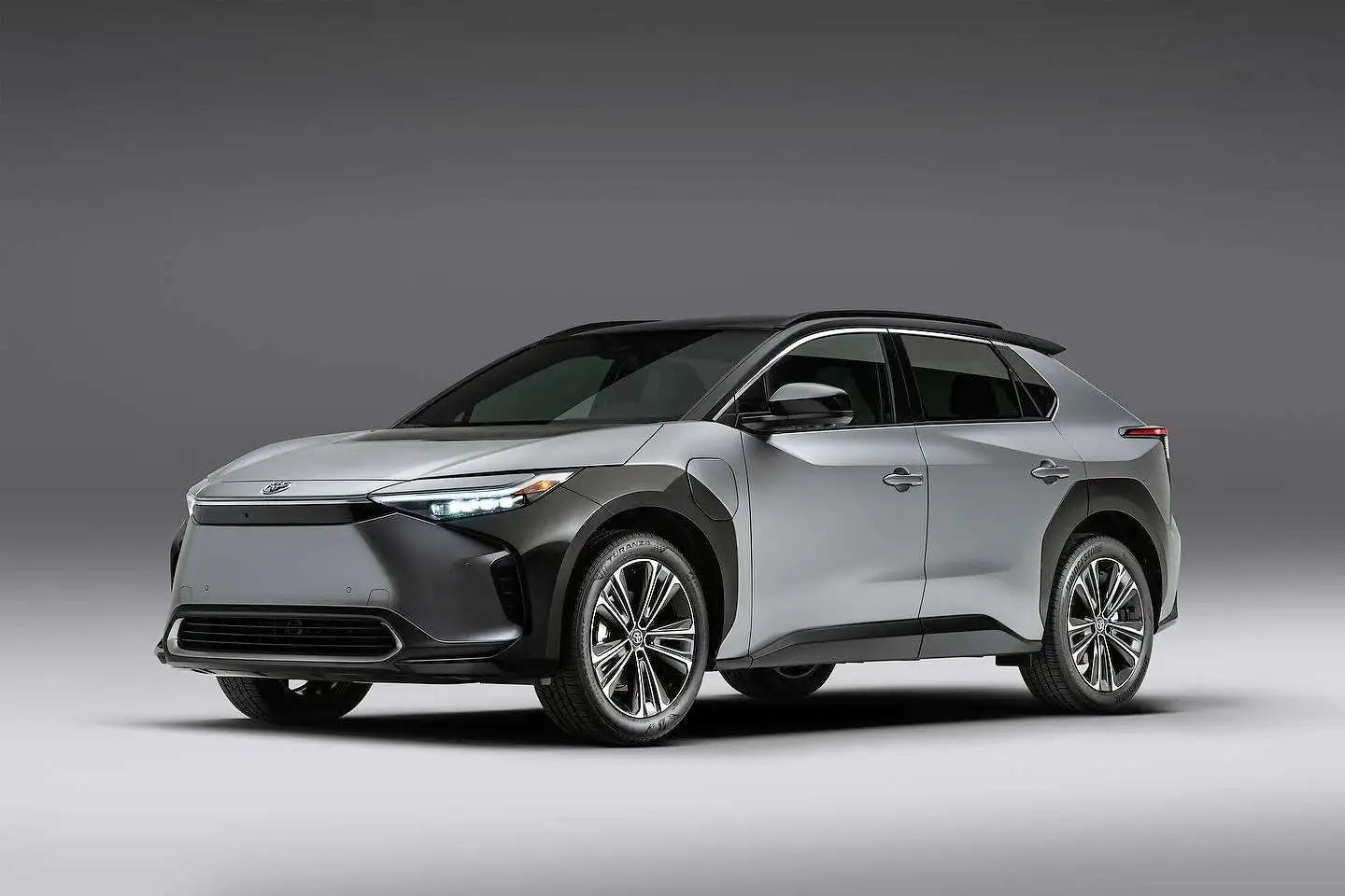 Mașinile electrice Toyota vor oferi o autonomie de 800 de kilometri până în 2026, urmând să fie echipate cu baterii solid state