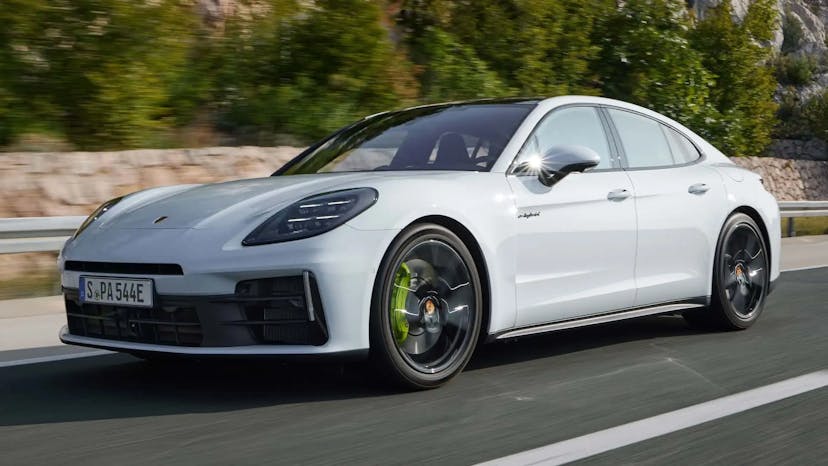 Porsche își extinde gama Panamera E-Hybrid cu variantele 4 și 4S