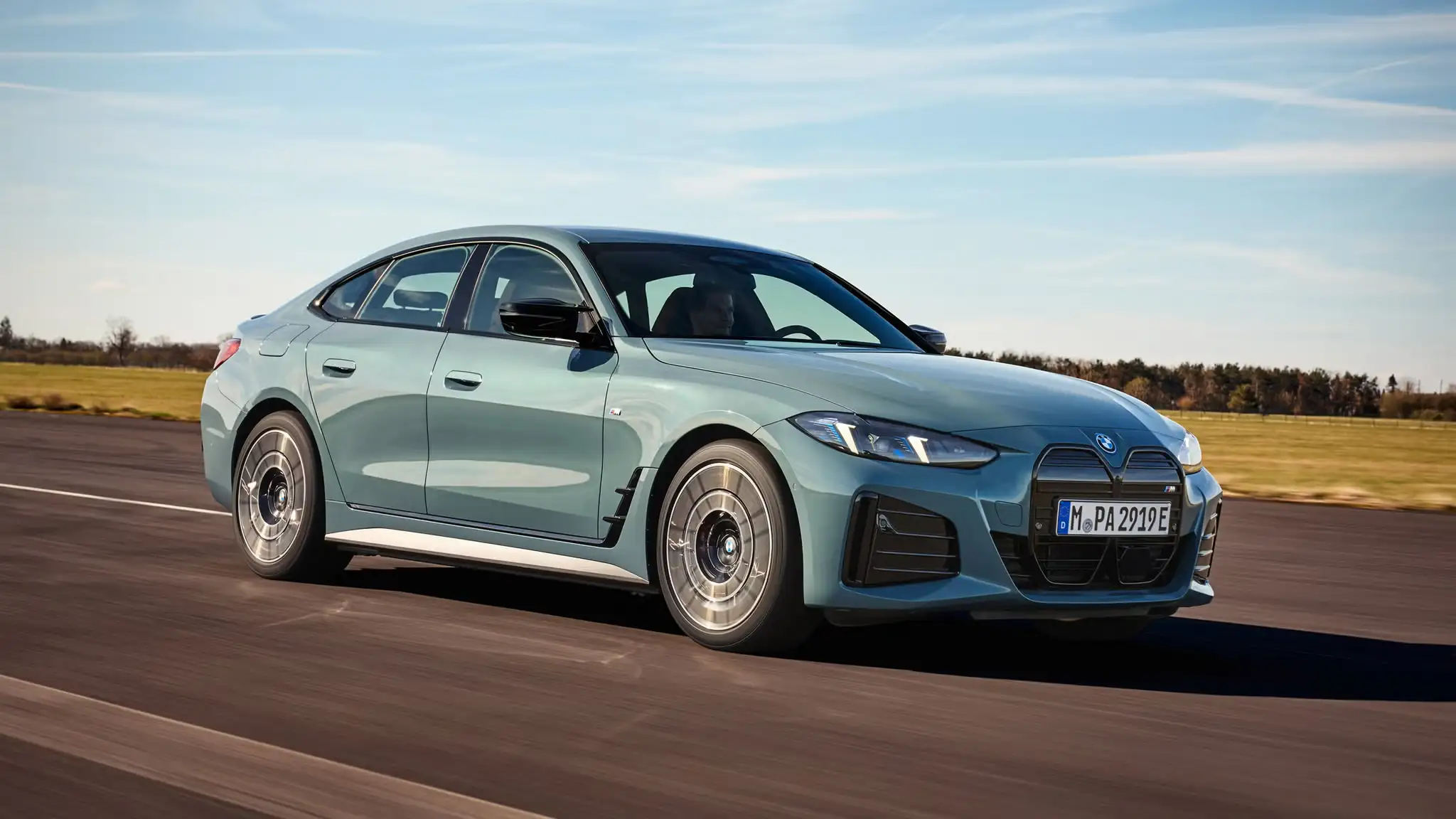 BMW ia frâiele în cursa mașinilor electrice în Europa: depășește Tesla la vânzări