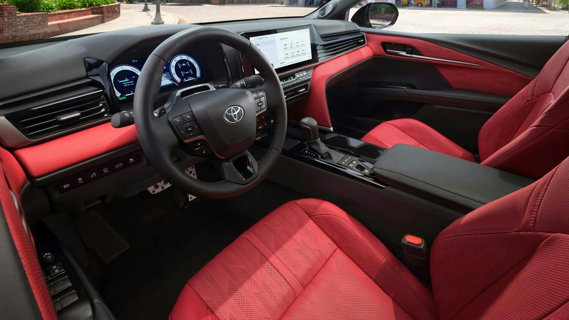Toyota Camry 2025: cea mai bună versiune a sedanului de până acum