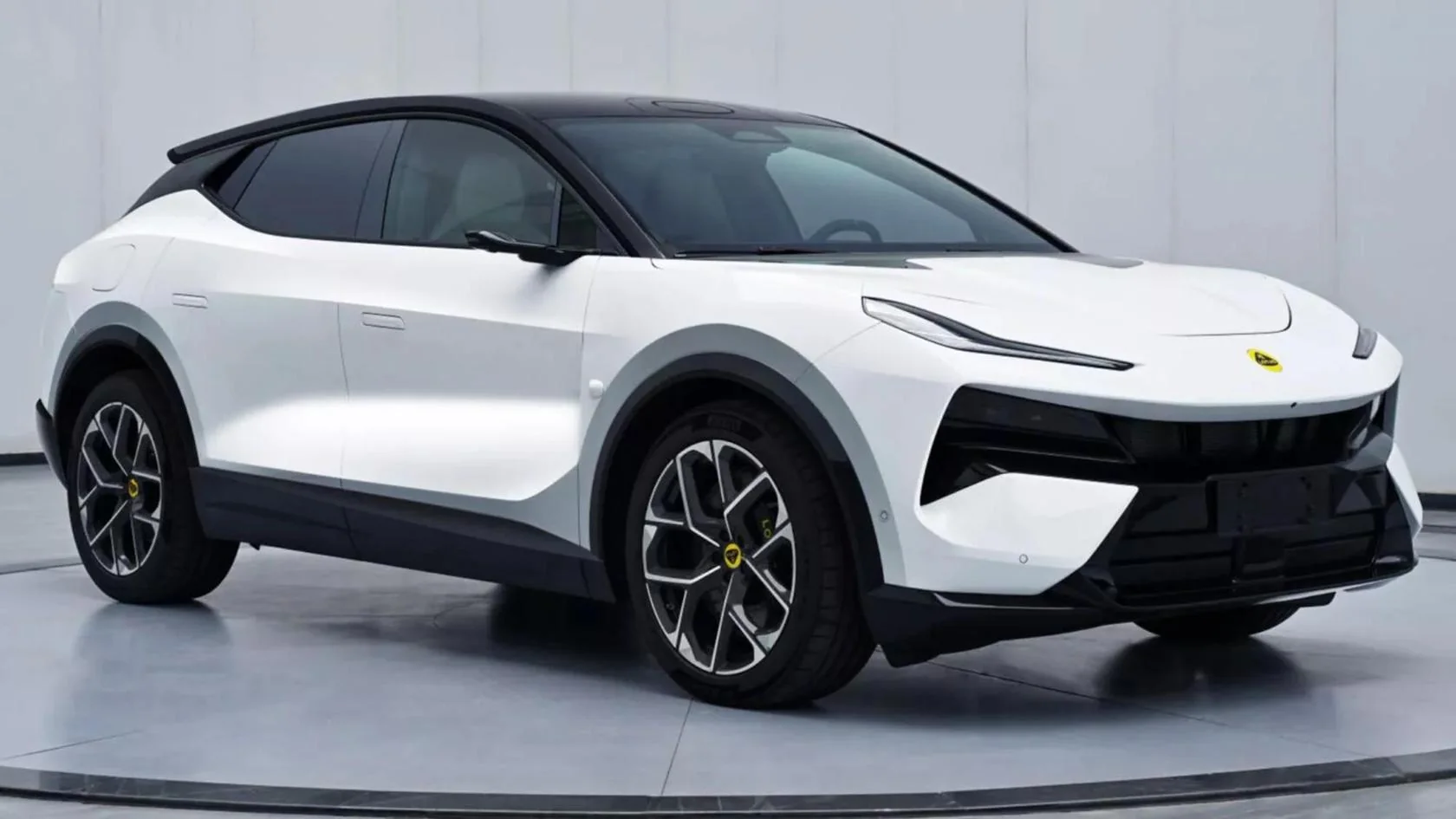 Primele imagini cu Lotus Eletre PHEV, primul SUV hibrid al mărcii lansat local