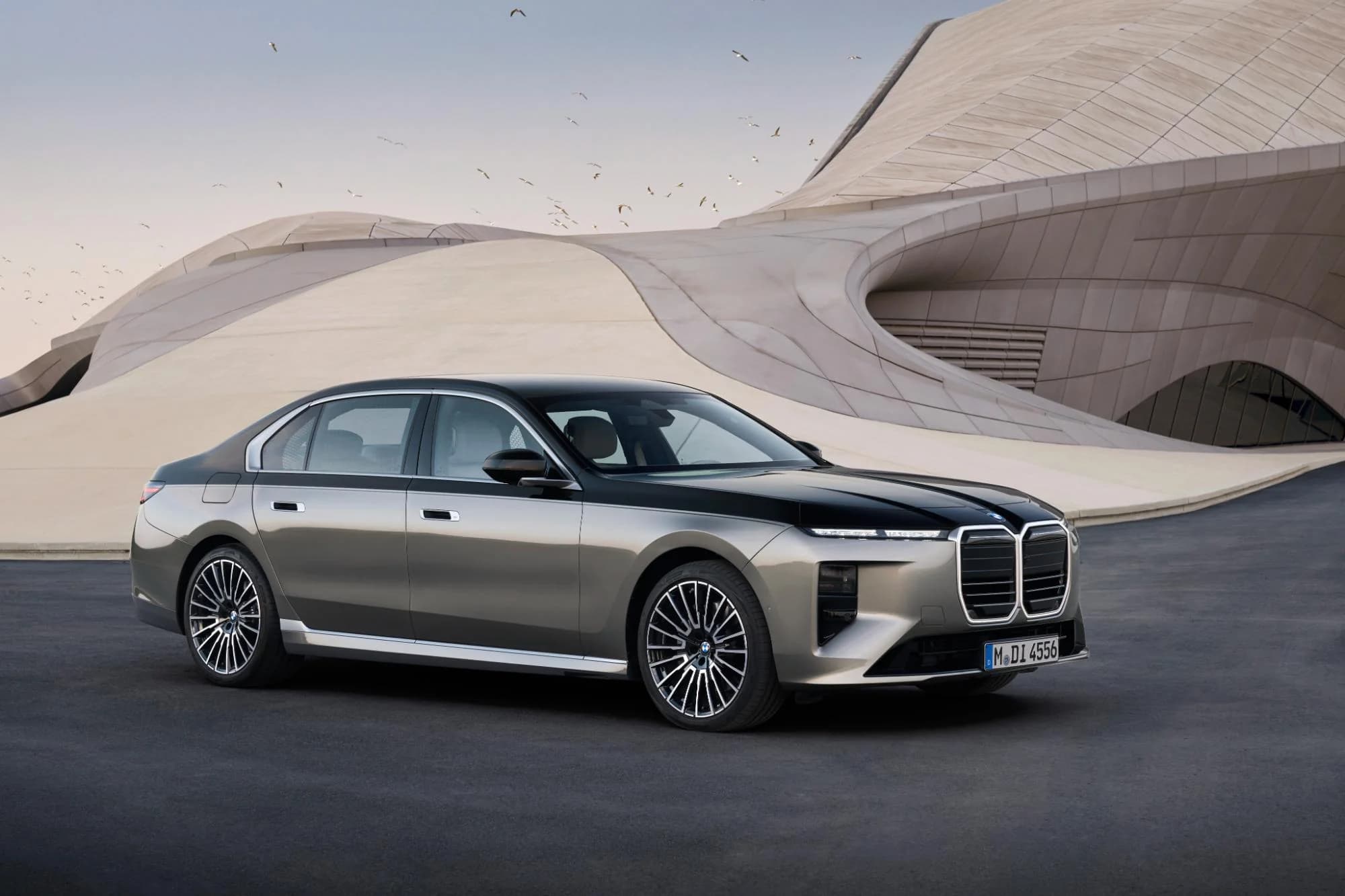 Noul BMW Seria 7 facelift cu ecran pentru pasager și autonomie de 727 km la versiunea electrică