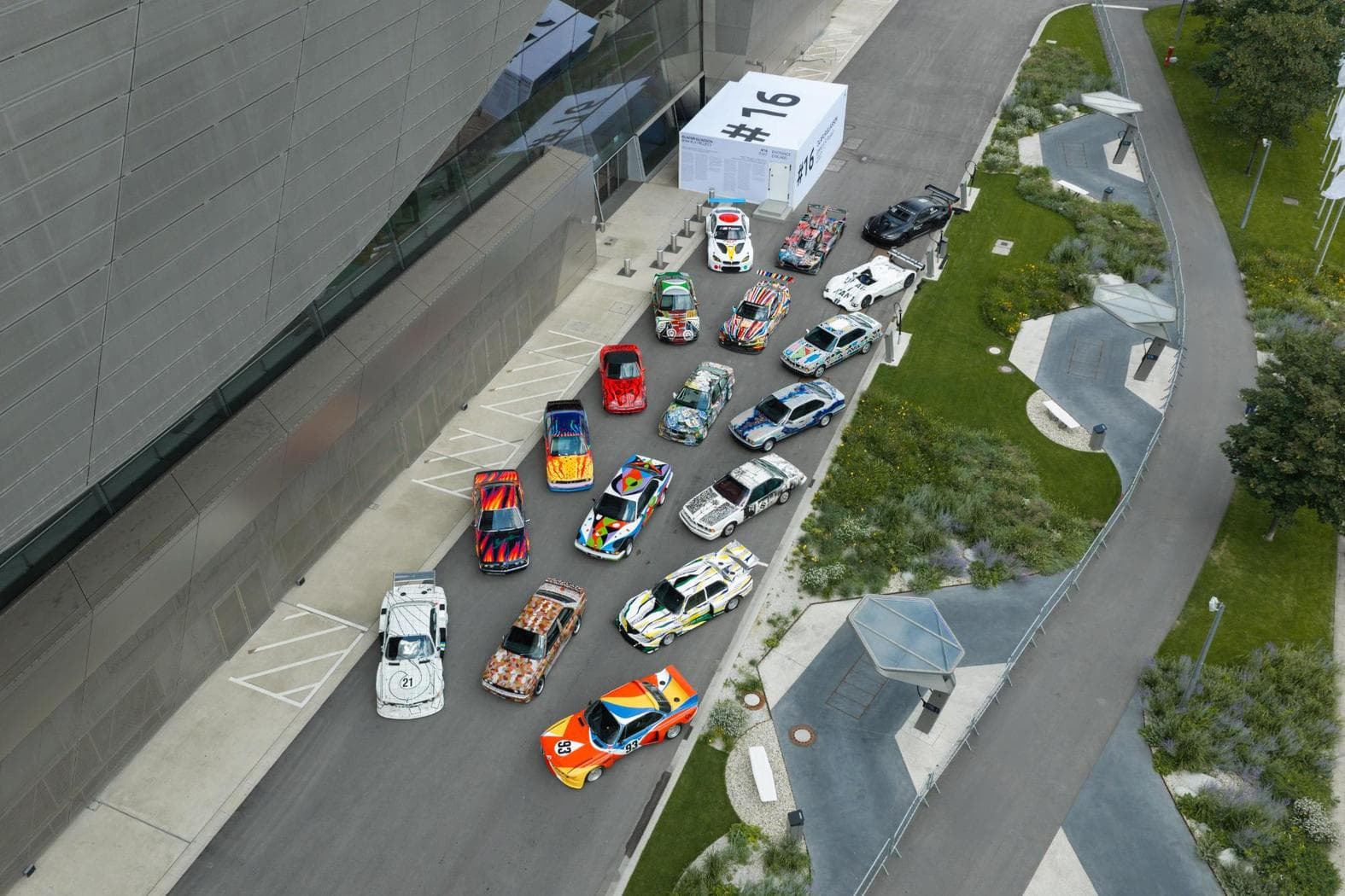 BMW inaugurează expoziția cu toate modelele Art Car din istorie la Munchen