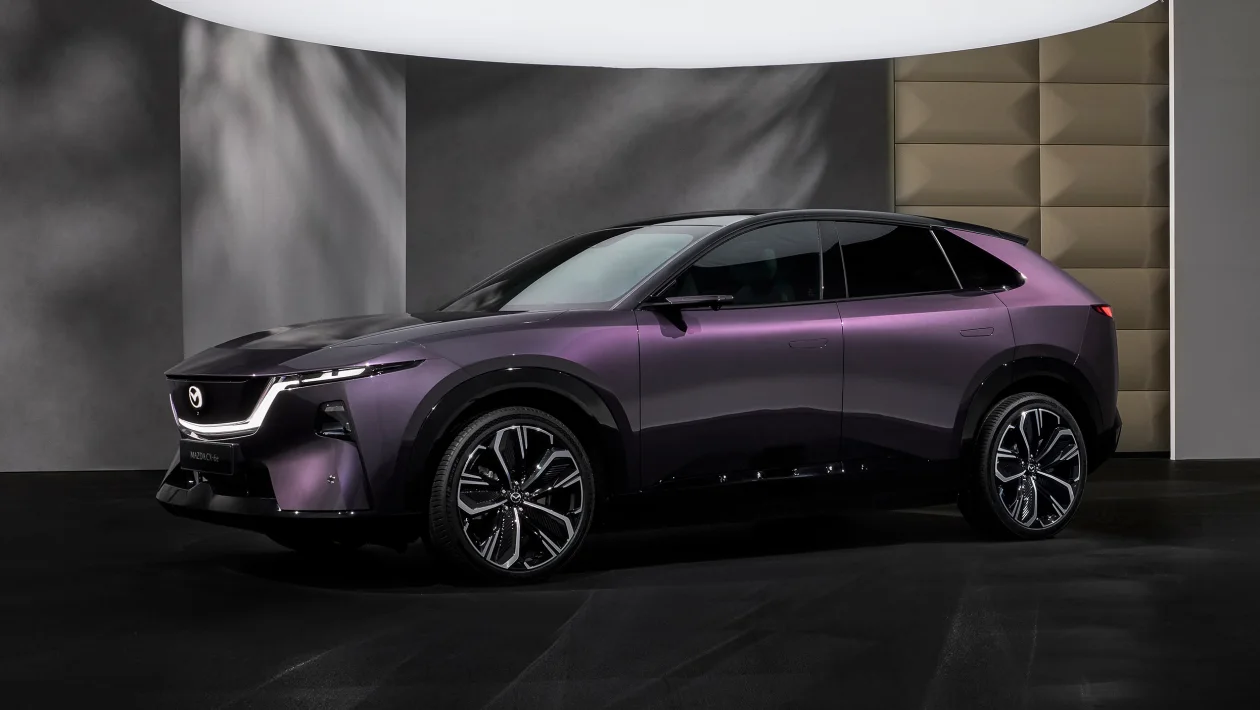 Noul SUV electric Mazda CX-6e cu autonomie de 484 km disponibil acum