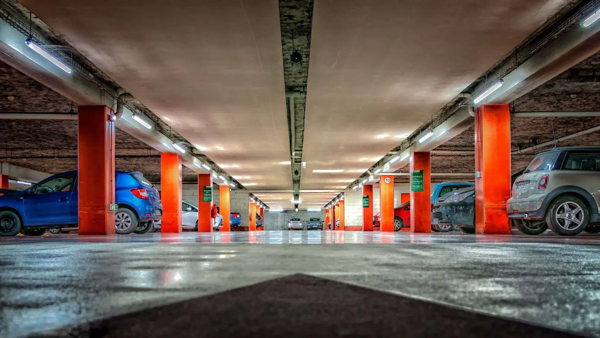 Cum sa iti pregatesti masina pentru a o lasa intr-o parcare de langa aeroportul Otopeni pe termen lung?