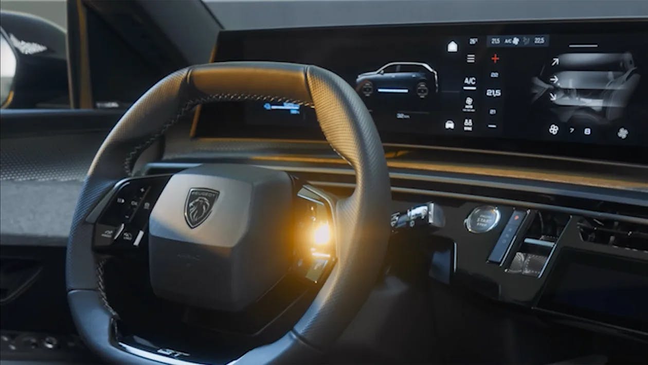 Primele imagini cu noul Peugeot E-5008 dezvăluie un spațiu interior generos și o mulțime de ecrane