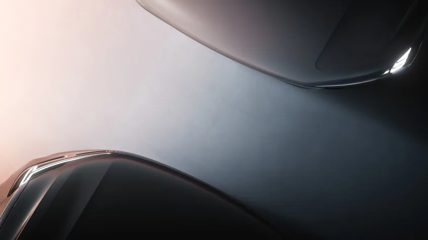 Volvo pregătește o versiune modernizată a SUV-ului XC90, care va fi comercializată în paralel cu noul model electric EX90