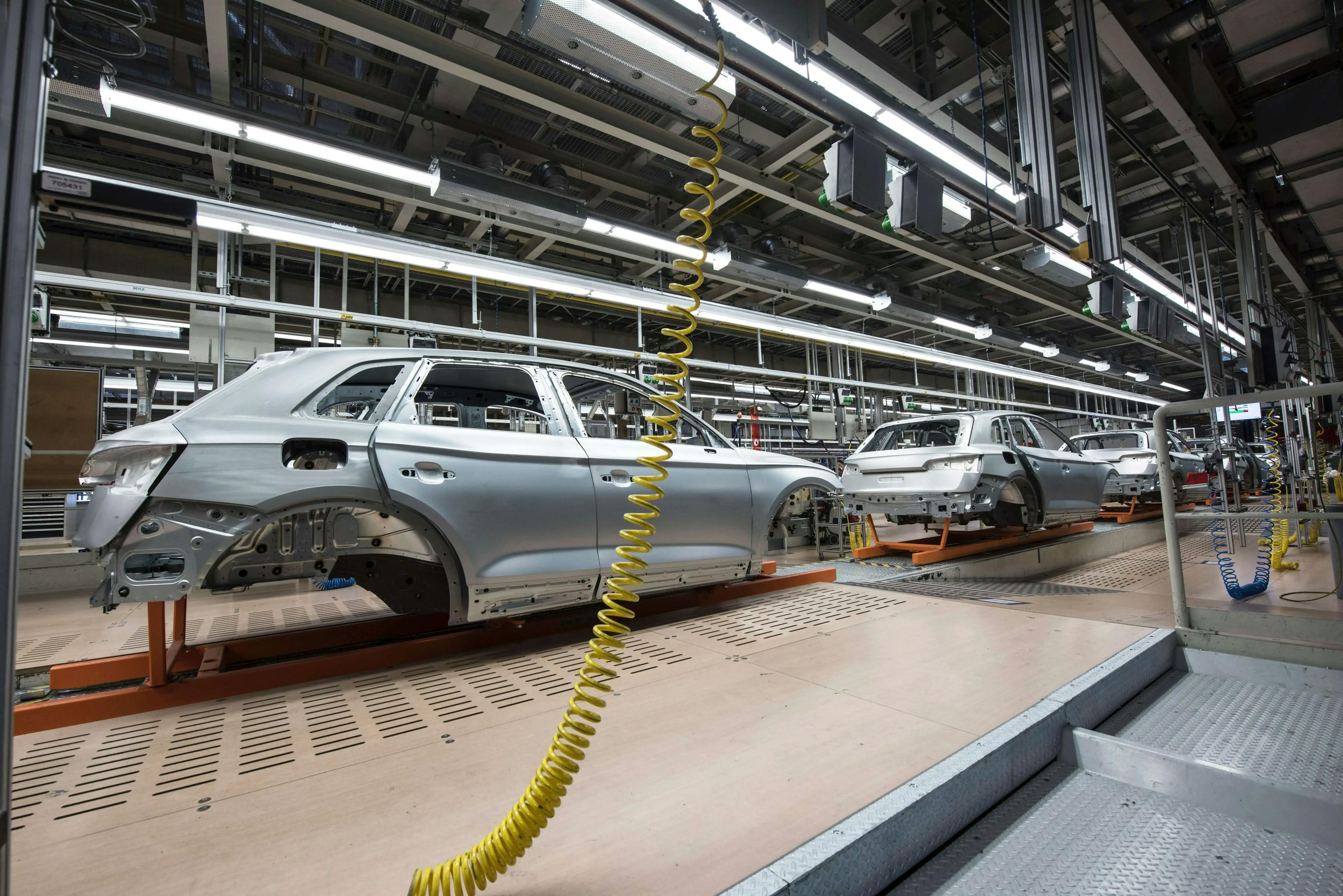 Škoda dezvoltă un sistem de camere bazat pe inteligență artificială pentru a detecta probleme pe linia de asamblare