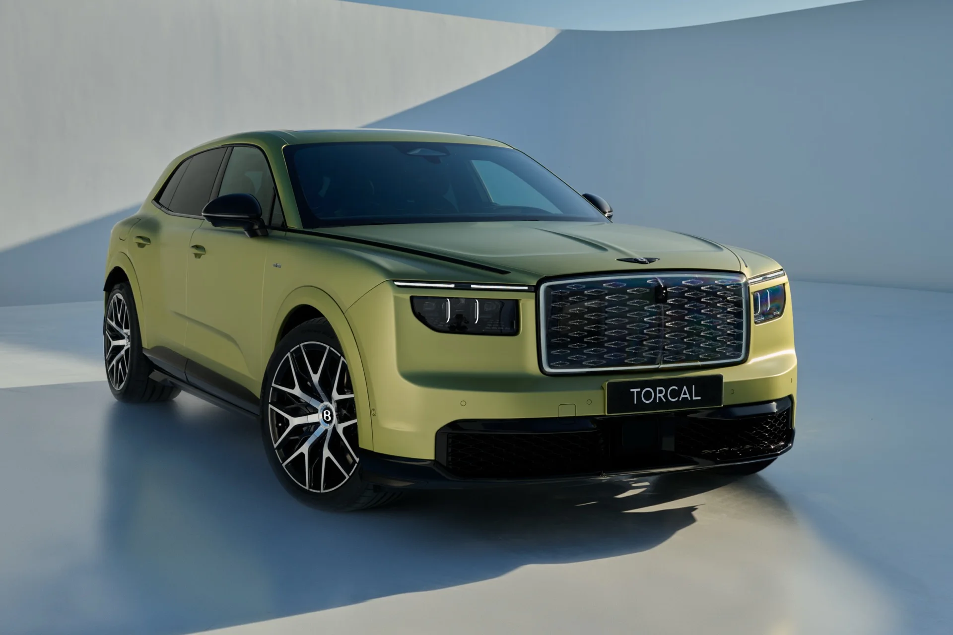 Bentley Torcal debutează în două versiuni, cu până la 888 CP și autonomie de 600 km