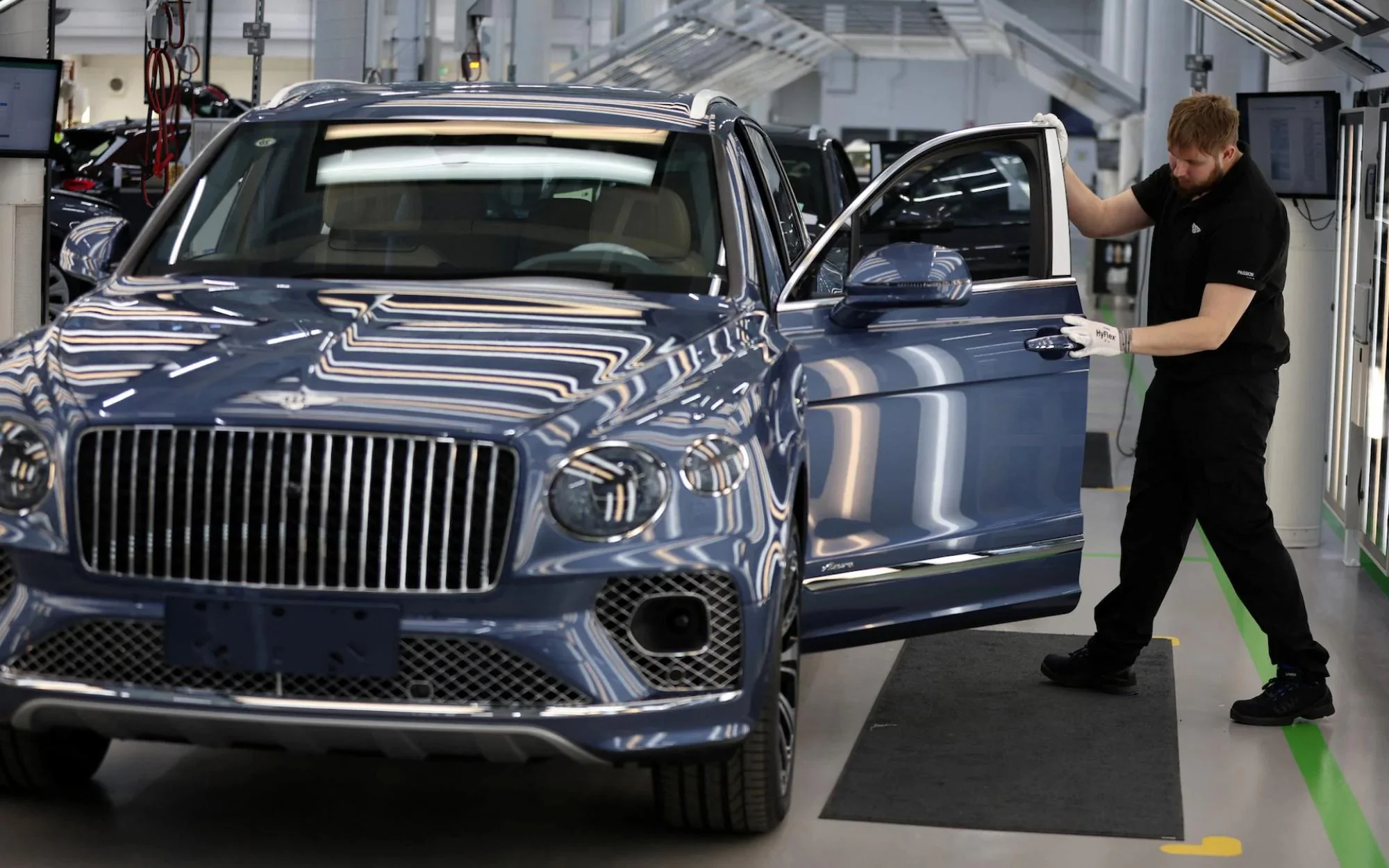 Bentley anunță tăieri de sute de locuri de muncă din cauza scăderii profitului